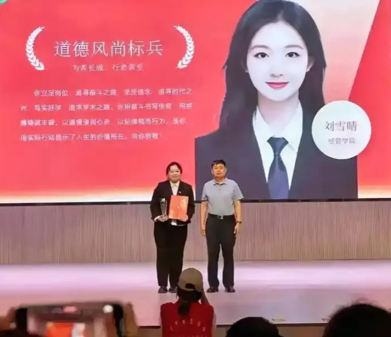 这不妥妥的照骗吗？完全不像一个人
