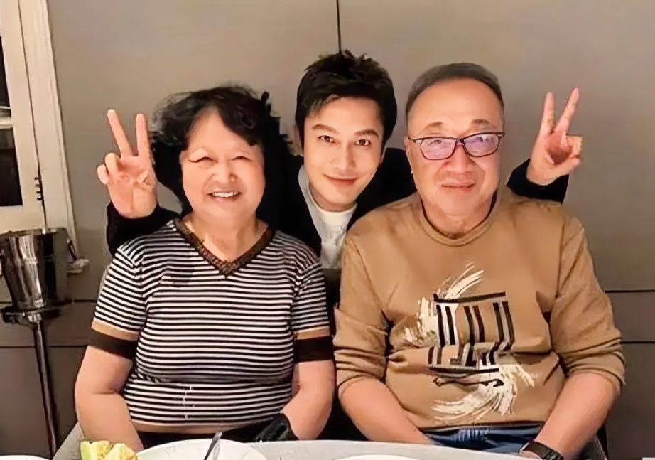黄晓明成功遗传了黄妈妈的好基因，
该说不说，
黄妈妈长的很精致，
年轻时一定是大