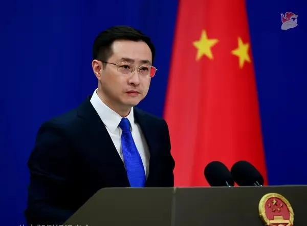 美国装不下去了，急不可耐地在相关备忘录中把中国列为“外国对手”，强化对华双向投资