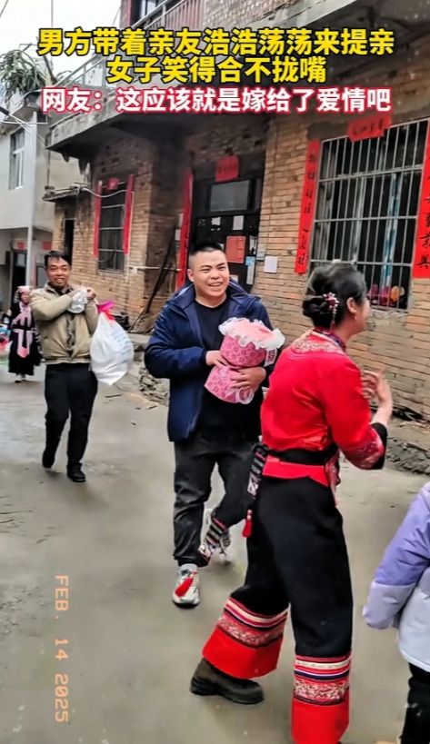 “太震撼了！”贵州黔西南，一男子带上一群亲友到女方家提亲，浩浩荡荡、整整齐齐的提