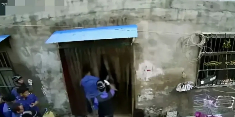 强拆的任性？河南安阳，男子的老宅被认定为违法建筑，有关部门先后下达7次拆迁通知，