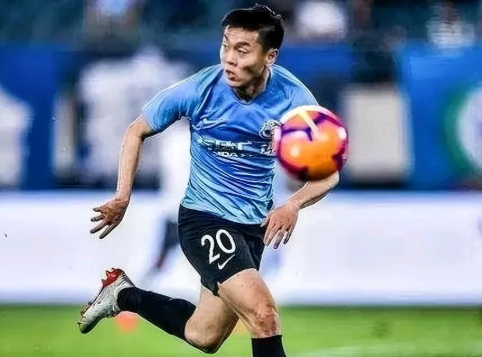 大连球王汪晋贤在今年中超联赛出场21次，1球1助攻的数据着实有些寒酸。

18岁