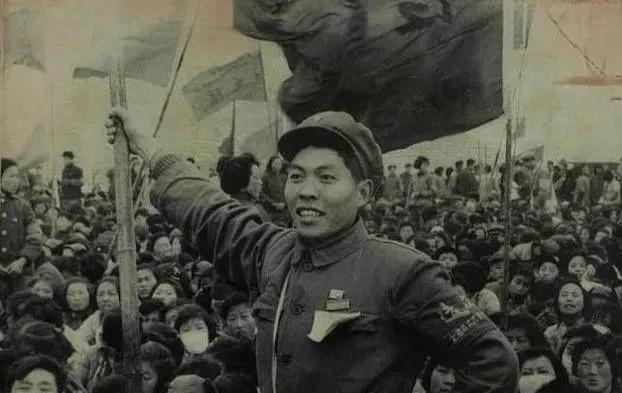 祖国山河一片紅，
反帝防修呈英雄。
全国上下一条心，
人人高唱东方红。