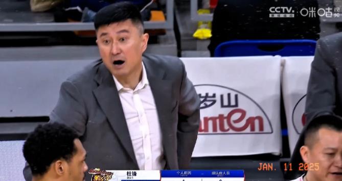 看不懂杜锋，打青岛突然上双小后卫，就杨溢现在控球水平站不稳，空位都不敢投的上他有