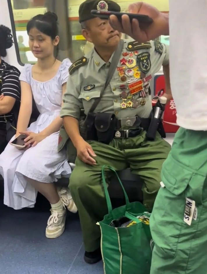 地铁上的真实一幕，不知情不作评价。