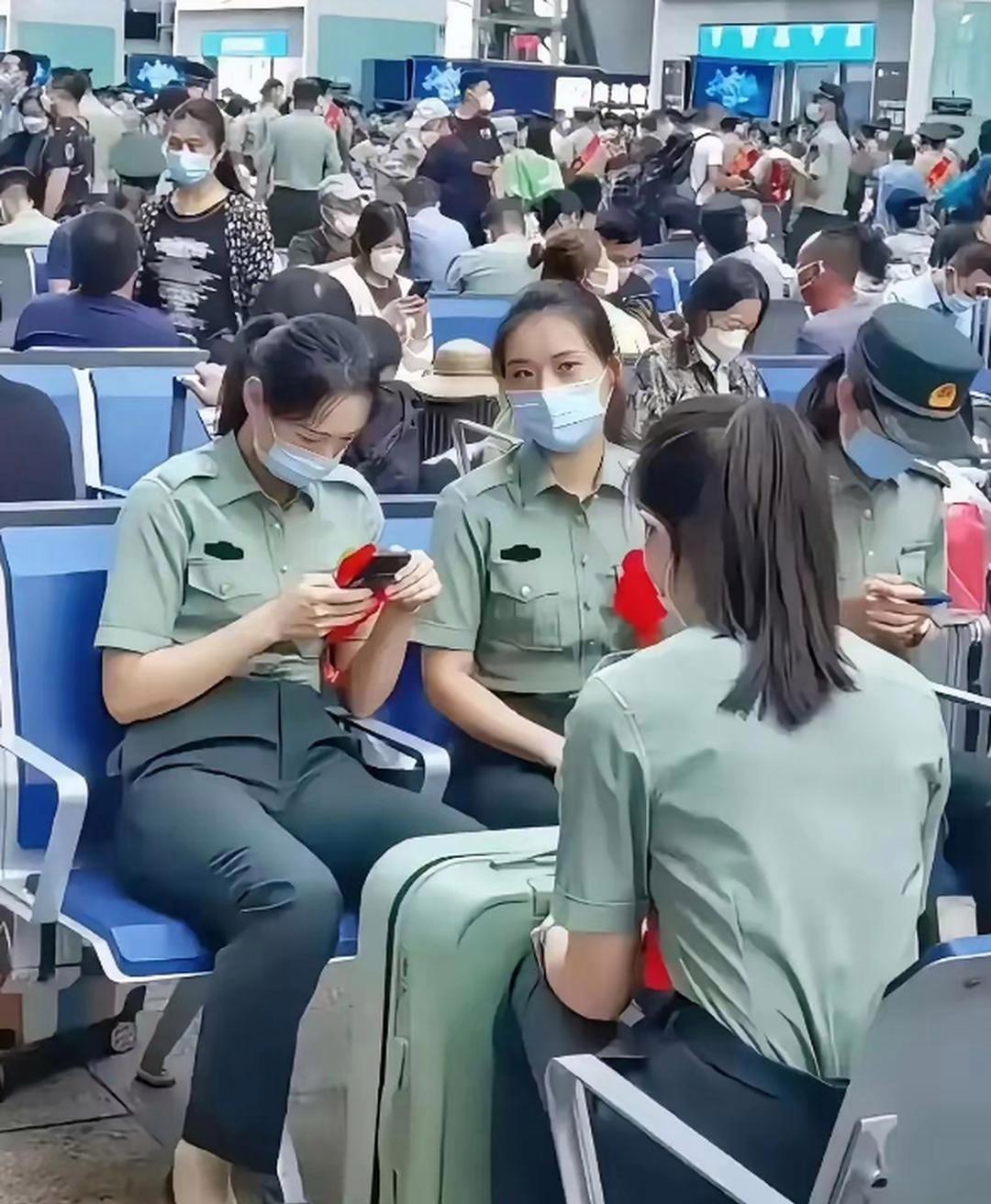 网友在车站遇见候车的女兵，她们坐姿端正，安静无声，展现高素质。不禁让人感叹，女兵
