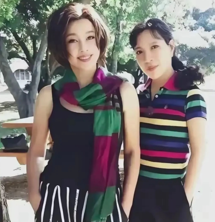 看这对姐妹花，左边姐姐刘晓庆明媚，大气，阳光，而右边妹妹刘晓红则显得凶狠，算计，