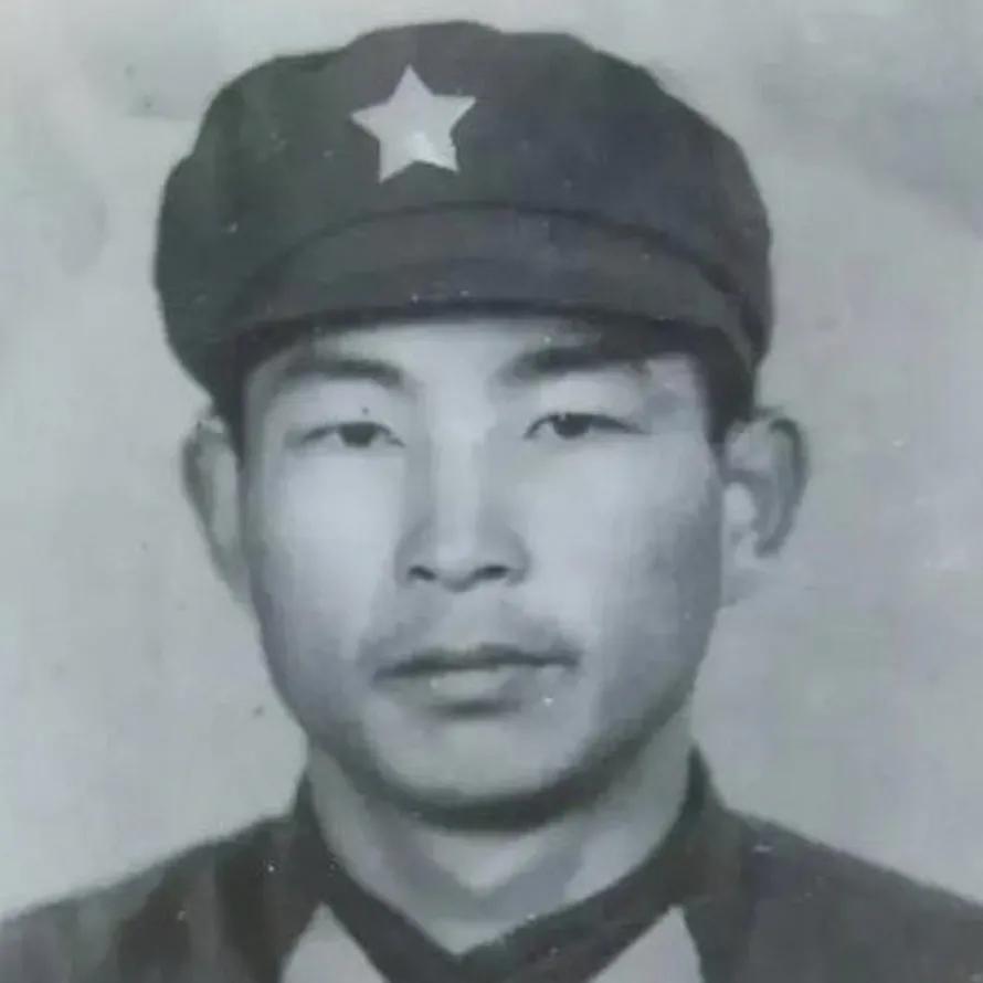 1980年，我军一名战士被越军包围，正当他端起枪准备射击时，才发现子 弹已经打光