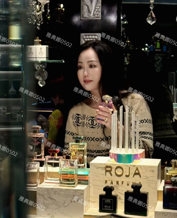 英国偶遇章小蕙，本人好年轻好美，她头发乌黑浓密像海藻一样柔软，衣品也很好气质优雅