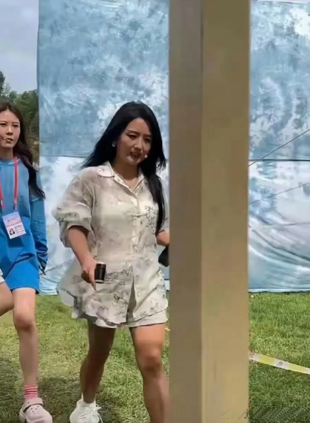 何洁本人其实并不算太胖，显胖的原因是太矮了，腿又短又粗还没有腰，舞台下的她真的好