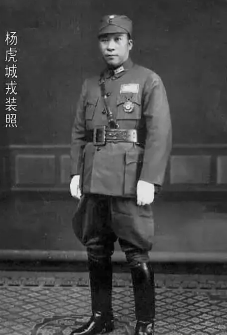 杨虎城将军年轻时遇到一个大娘在路上哭泣，上前询问原因，得知大娘女儿遭到当地恶霸奸