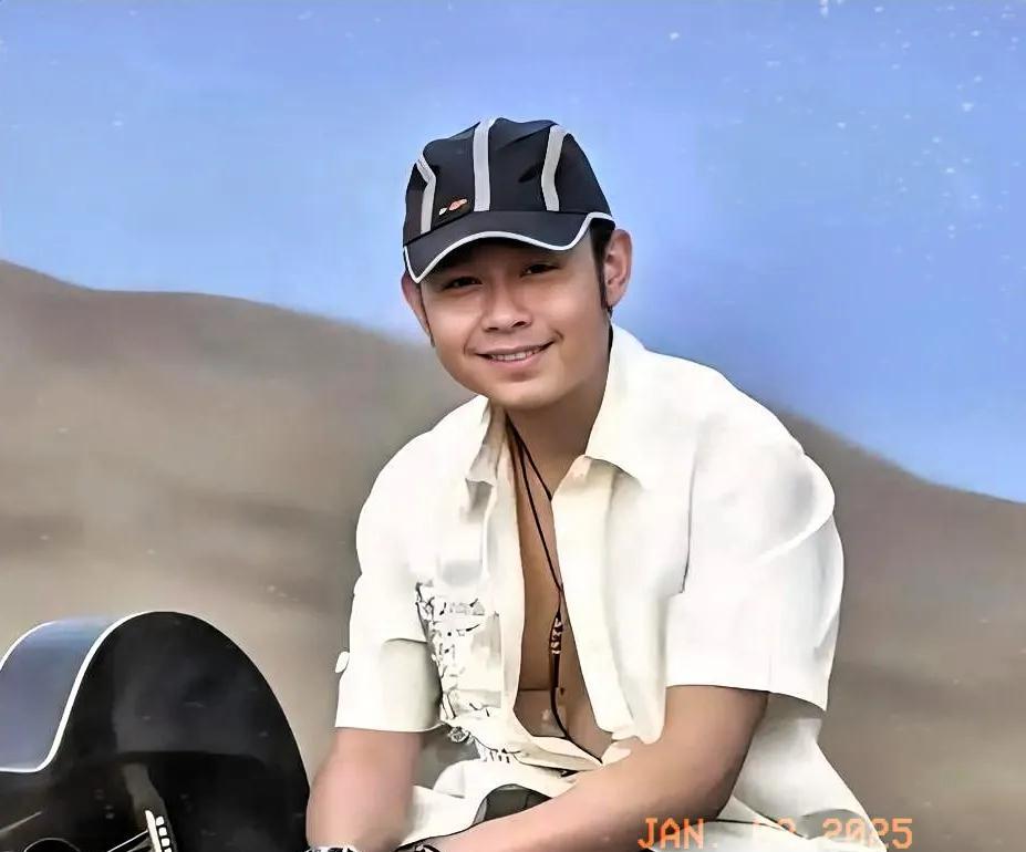 刀郎之所以火，
原因有四个。
1，刀郎是一个一体机非常专业，作词、作曲、演唱