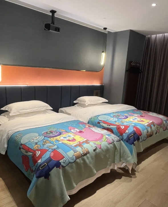 国庆期间各大旅游城市的酒店客房供不应求，预定一间性价比还算不错的房间都成了一场硬