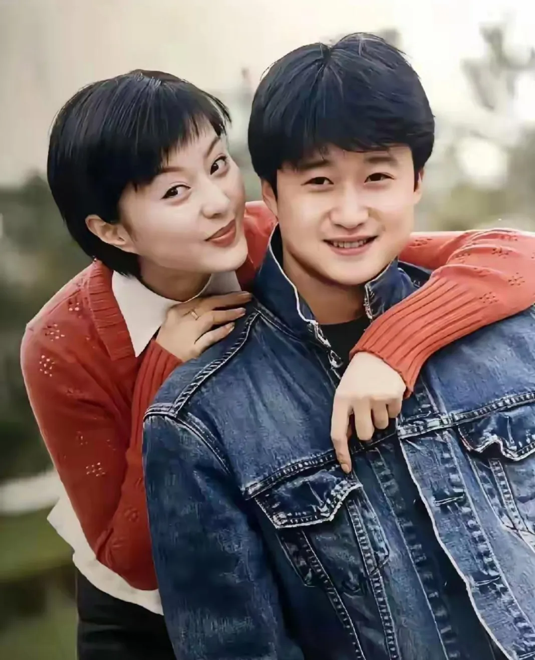 两个大明星二十六年前的照片。
男的，你或许能猜到是谁;女的呢，你绝对猜不到是谁!