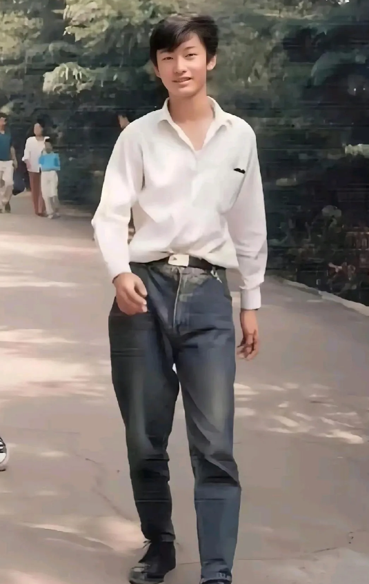 看了黄晓明早期这张青春照片，终于明白为什么有人说他傻了，甚至与他同行的另一位女星