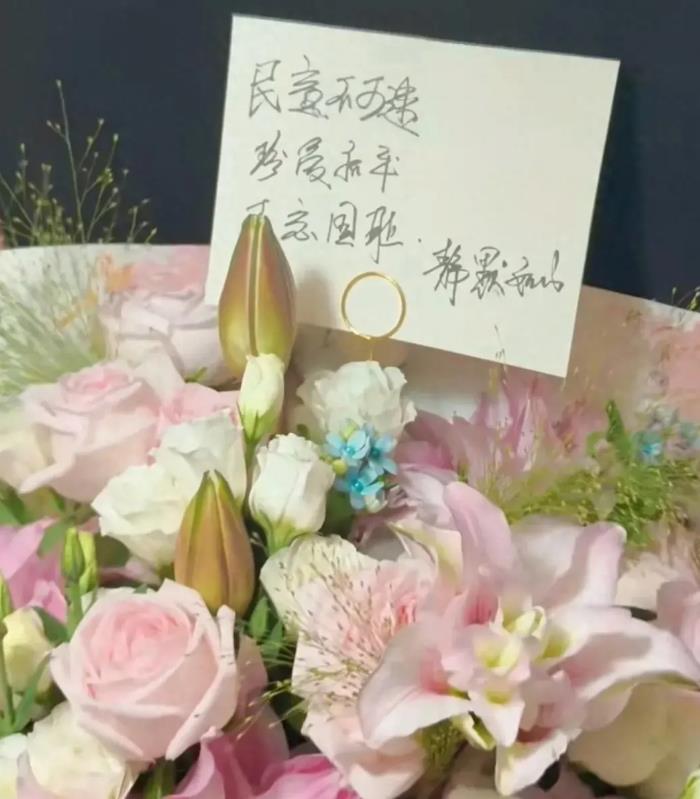 官方回应一酒店前台拉警报一事:属个人情怀，无权干涉！
 
官归官，民归民民。官方