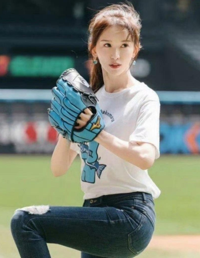 林志玲50岁和张元英25岁，你更倾向选谁