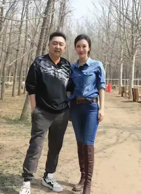 于谦旁边的女孩确实不错。