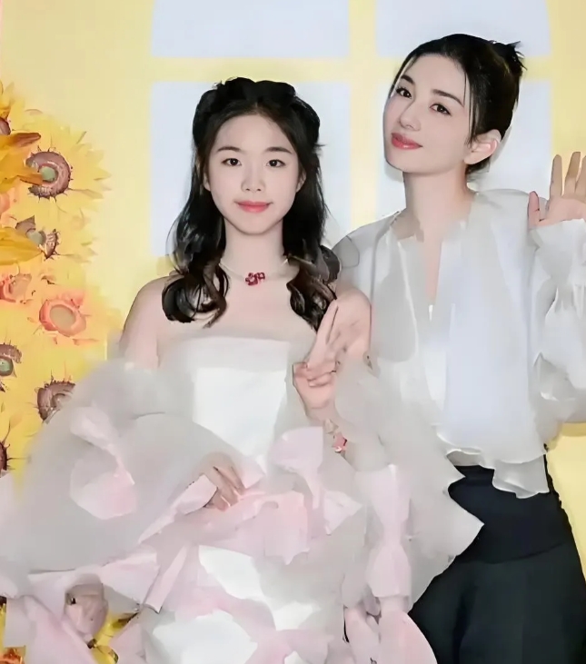 黄奕飞到伦敦看留学女儿，铛铛真的长大了不少诶，已经和妈妈差不多高，近一米七了，看