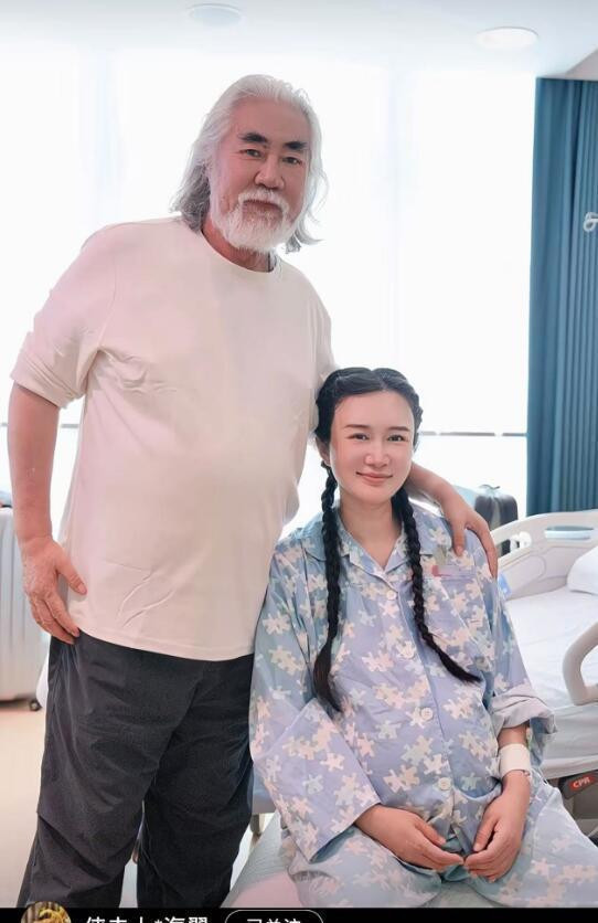 73岁张纪中三胎得女！为43岁杜星霖颁锦旗，亲女儿小脚父爱满满