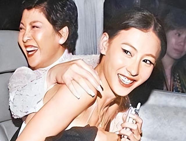 这一次,42岁的张柏芝彻底撕碎了身上的“遮羞布”(张柏芝唱哭了王菲的歌)-第17张图片-九妖电影 这一次,42岁的张柏芝彻底撕碎了身上的“遮羞布”(张柏芝唱哭了王菲的歌)-第17张图片-九妖电影