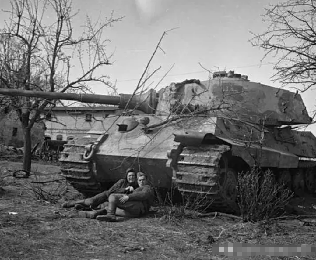 1945年5月，柏林战役刚刚结束，一男一女两名苏联红军战士就迫不及待地躲在坦克下