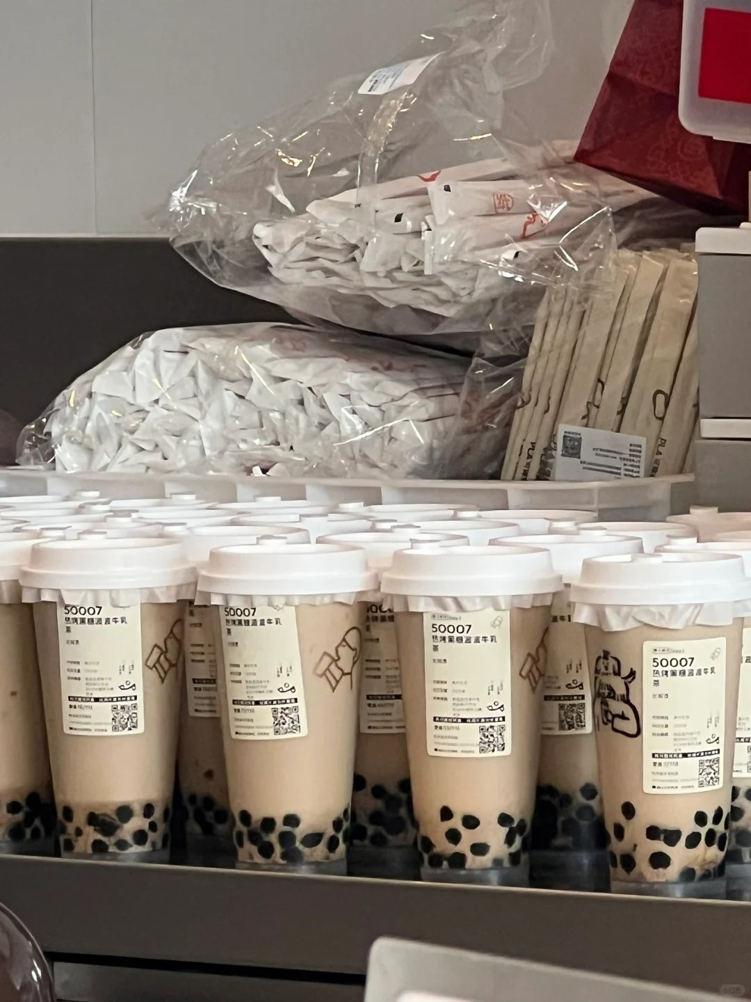 50007是喜茶的暗号吗？
为什么这么多杯 而且员工全在做这么多杯。后面的现场订