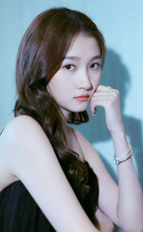 关晓彤美艳动人