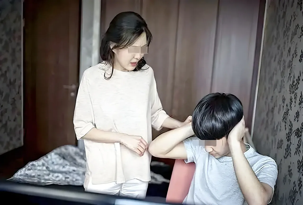 浙江金华，女子是大学教授，她12岁的儿子老是装病不愿上学，成绩也不好，她觉得自己