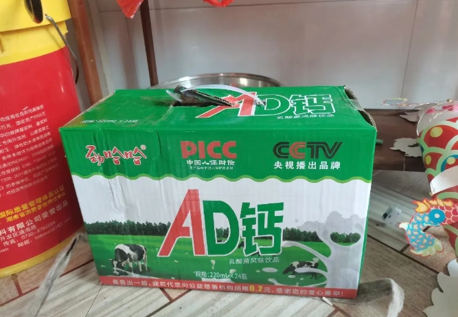 活不起的穷亲戚就别学人过年了，买了一堆杂牌礼品来，牵着两个大孙子，骗了六百块红包