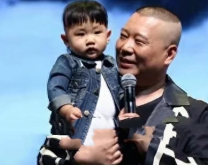 郭德纲与儿子的温馨舞台时刻