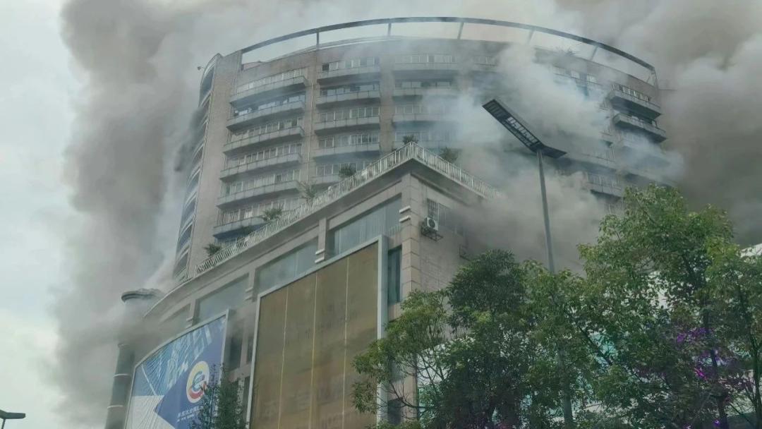 16人遇难！！四川自贡百货大楼起火，伤亡惨重!