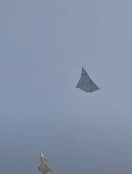 中国为何要在军事装备领域一改低调风格，开始大规模展示在高端武器方面的成果。这是因