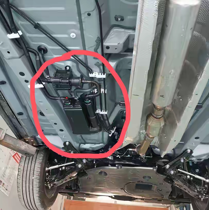 网友问荣放底盘上的这个是啥？不管是啥，就这底盘什么防锈都没处理，难道后面不会生锈