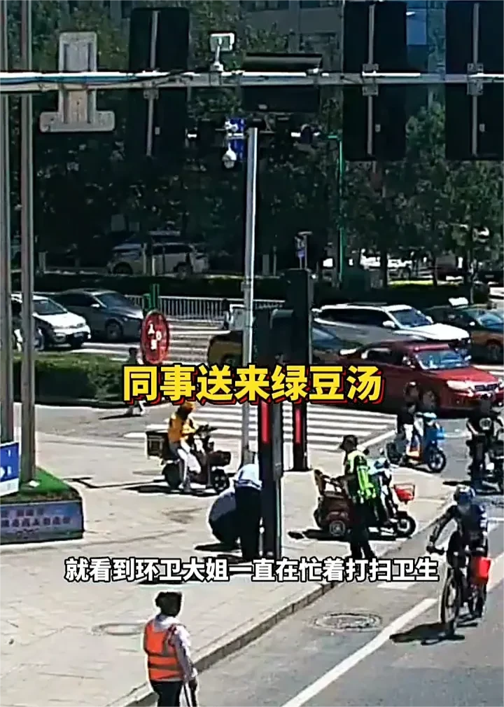 7月4日，这位新疆博尔塔拉执勤民警对环卫大姐的一个小举动，真的太暖心了。当他顶着