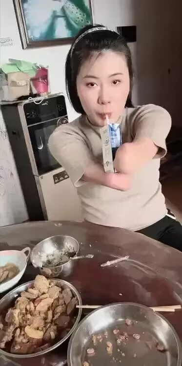 残疾女不用彩礼愿嫁给我，该不该接受？今天我提着一箱特仑苏去找相亲，女方家里不怎么