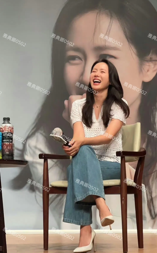 孙艺珍生图好美呀，五官清秀气眉眼弯弯，笑起来很明媚一脸幸福，嫁对人很重要，结婚生