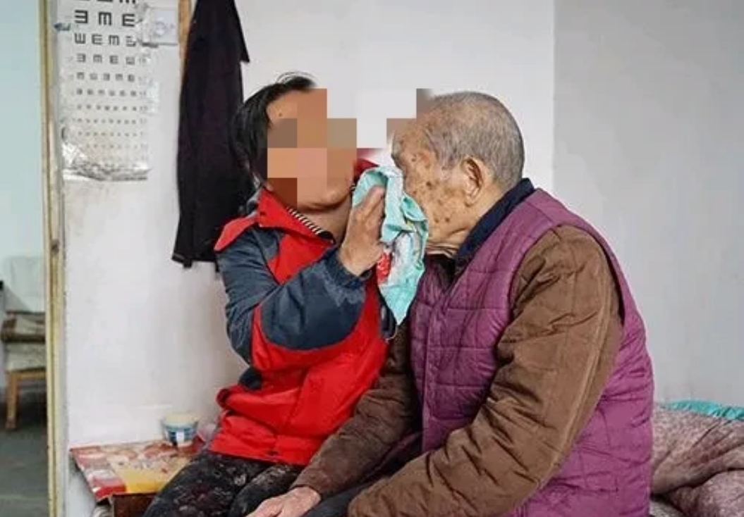 “太没有良心了！”湖南长沙，一女子看生活不能自理、无人照顾的舅舅可怜，主动对其照