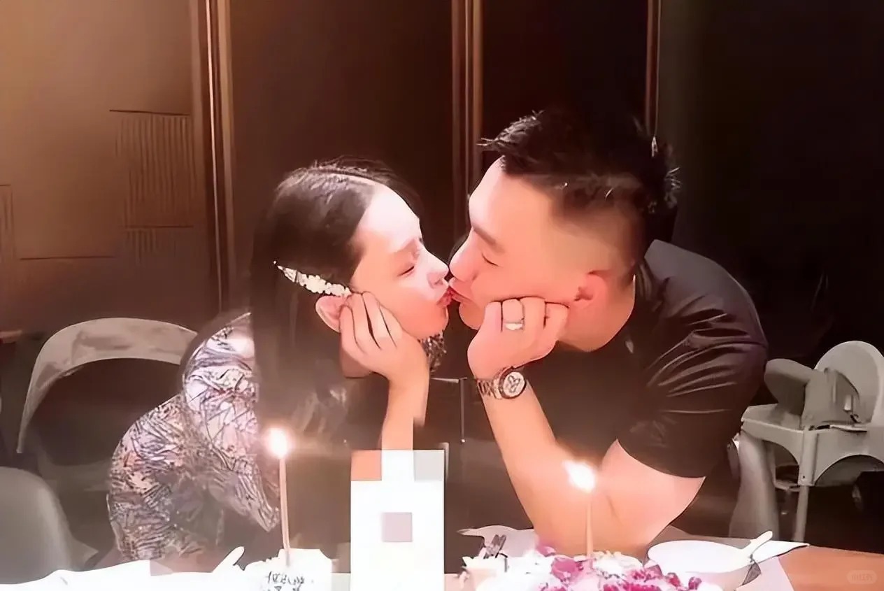 嫁给爱情❗不敢想象张馨予婚后多幸福😭
张馨予公开了何捷求婚的视频，现场布置得非
