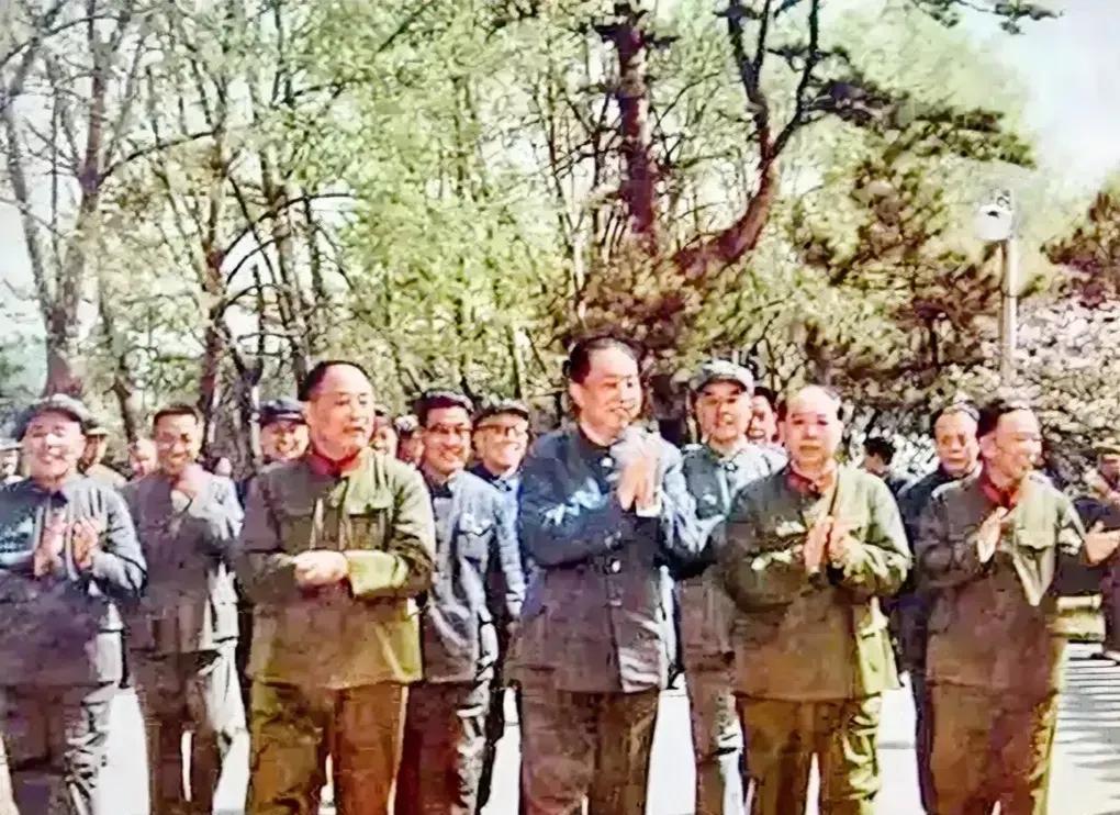 1977年4月下旬，华国锋在辽宁视察，留影，美好的回忆！