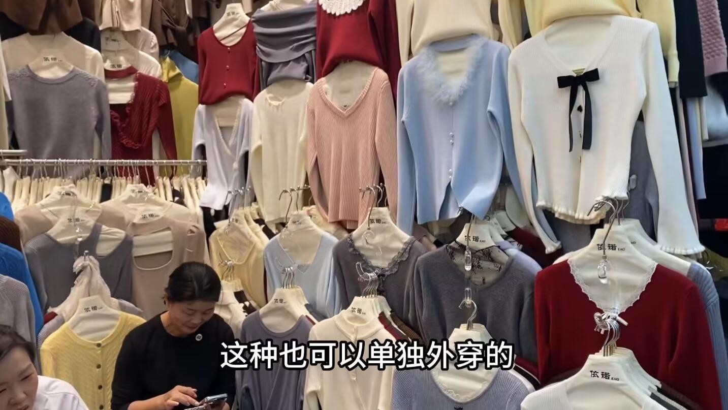 广州金马服装市场大多是跑量款，针织衫短裙简单休闲，高性价比