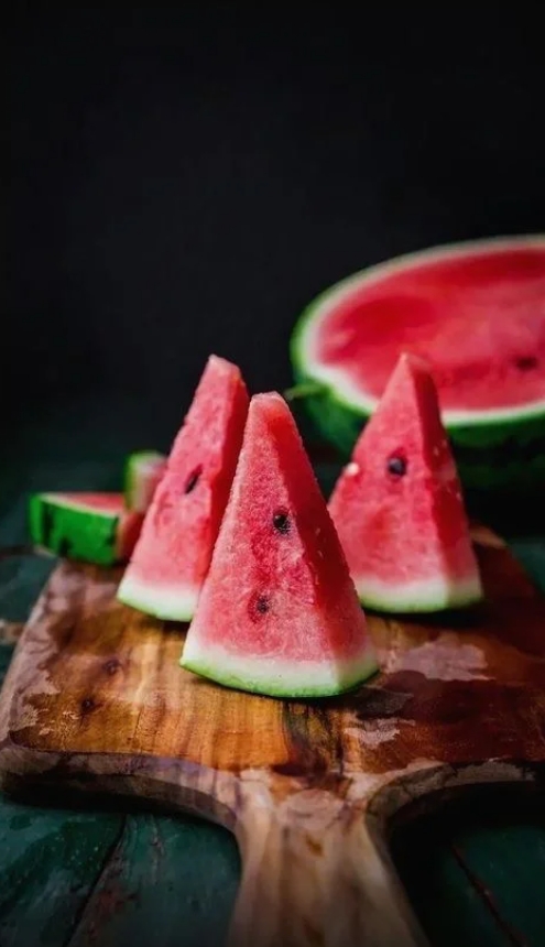 夏日清凉必备：西瓜这样吃才健康！

夏天到了，西瓜成为了大家降温解暑的首选，但吃