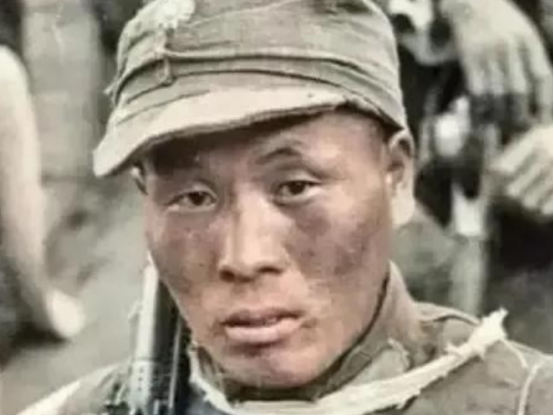 1945年5月，机枪手曾岳峰因伤掉队，没想到，他遇到100名日军正在吃饭！他立马