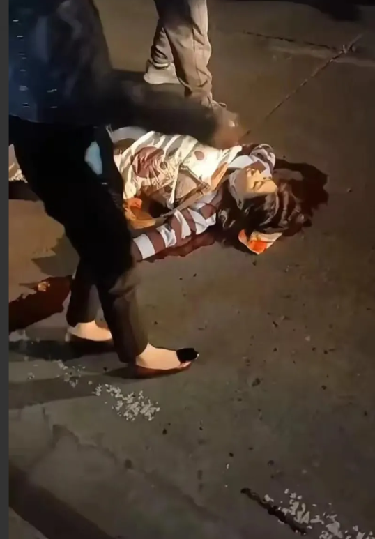 近日，武汉一女子因停电动车于商铺门口，发生了争吵，被商铺老板用刀抹脖子！生死未卜