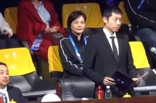 许昕以亚乒联副主席的身份在深圳亚洲杯的开幕式上发言，刘国梁主席就坐在旁边。
突然