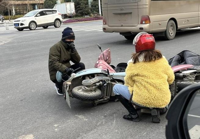 上海，一男子与妻子分别骑电动车回家，结果妻子被一酒驾者给撞了。对方欲逃逸，男子急