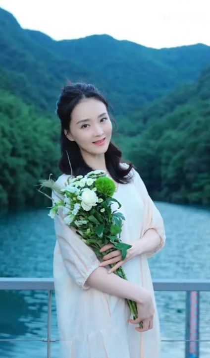 51岁，重返娱乐圈，四部待播剧，还全都是贵妃，皇妃，声名显赫的夫人之类的角色！