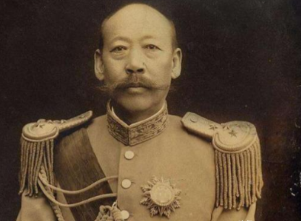 1929年，吴佩孚家的丫鬟翠香才十几岁，就怀了老爷的孩子。为避免丑闻，吴夫人把她