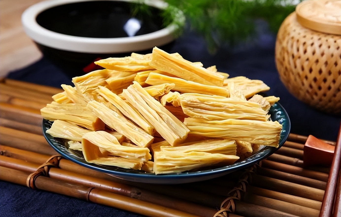 年夜饭有讲究，五道菜别上桌，南池翠酒添彩头