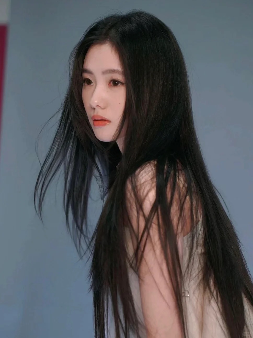 为啥现在很少看见留长发的女生了？
我记得高中的时候，大家都喜欢留长头发，甚至长发